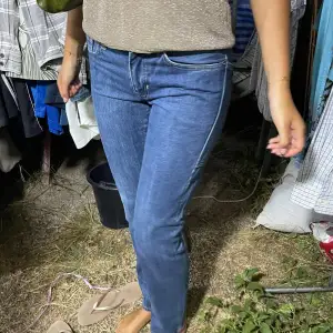 Låga vintage levis jeans med coola fickor ⭐️⭐️⭐️ mina nått är innerben 85 och låg midja 80 