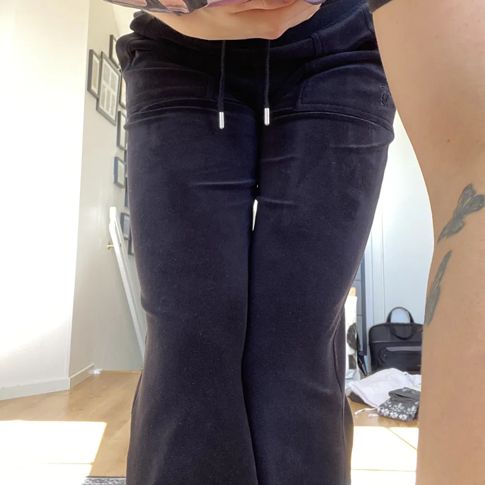 Svarta Juicy Couture byxor i storlek XS. Dom är i fint skick! Jag är 168 och de passar bra på mig❤️. Jeans & Byxor.