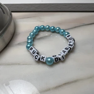 Handgjort armband ”FUCK DIABETES”💙 - Handgjort armband med texten ”FUCK DIABETES”!💙 Just detta exemplaret har blåa pärlor men man kan givetvis få i vilken färg man än vill!☺️ All vinst går direkt till diabetesfonden och jag skickar alltid bildbevis på det!💙