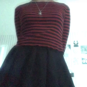 GinaTricot topp <3 - Ribbad topp från gina tricot :> Svart och röd randig med overlockade kanter. Jättesöt och skulle passa som en Small också :> Köparen står för frakten och skriv till mig vid intresse <3