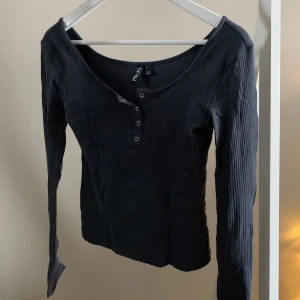 Långärmad tröja - Långärmad ribbad tröja med knappar framtill. Storlek s, knappt använd. 70kr+frakt