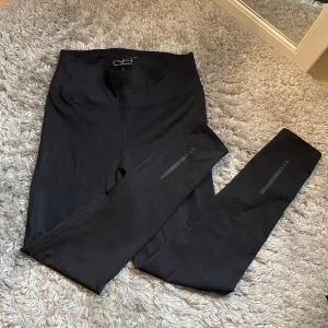Träningsthights - Svarta Träningsthights i storlek M. Fint skick använde ett fåtal gånger