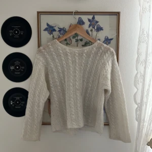 Hemmastickad tröja - Jag säljer en jättefin och drömmig hemmastickad tröja!