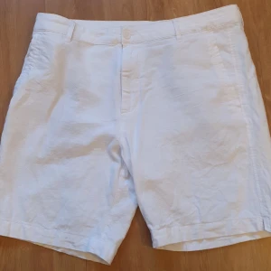 Linneshorts Herr - Vita linneshorts från Zara.  Stl 44 (L) Fint skick
