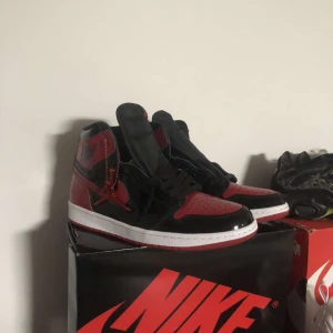 Jordan 1 High OG ”bred patent - Ny skick skor aldrig använda ✅ svarar inom 12 timmar ✅ nya skor pris 2900✅