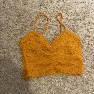 Gul topp - En fin topp som är gul, aldrig använd 