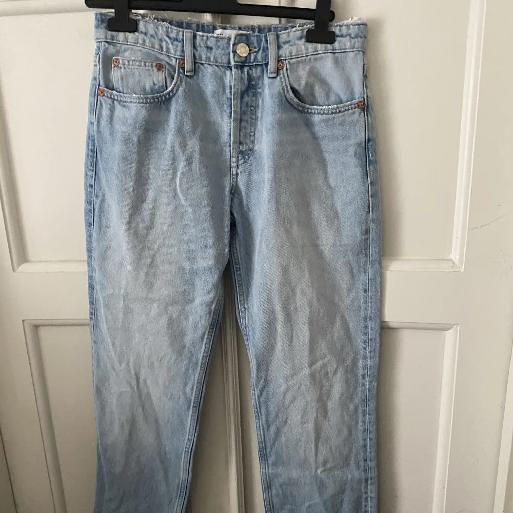 Säljer dessa i storlek 38 de är i deras mid Rise modell och inköpt för ca ett år sedan storlek 38 och passar ungefär upp till 170  . Jeans & Byxor.
