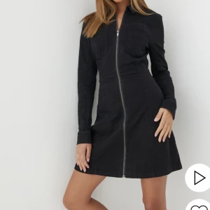 Zip dress  - Klänning från Noisy May i stretchigt jeansmaterial✨nypris 549, använd fåtal gånger 