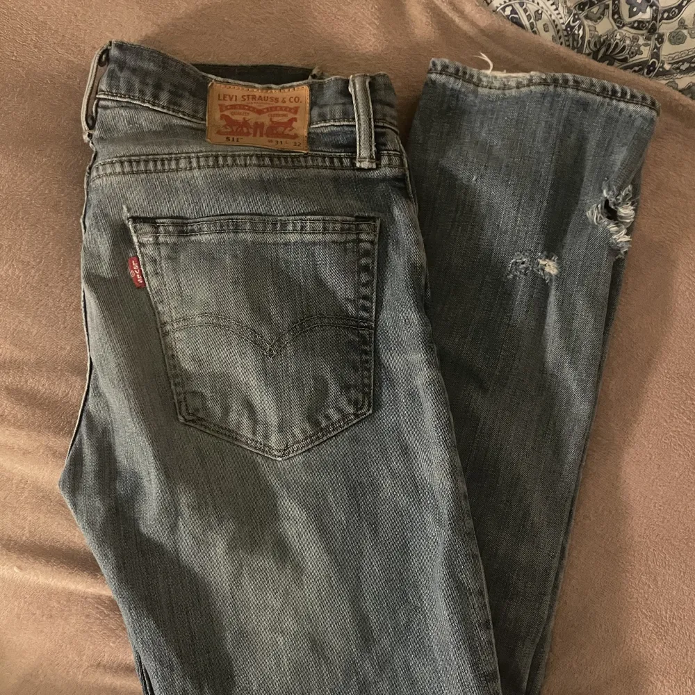 Ett par vintage Levis jeans i fint skick. Passar bra på mig som bär 34/36 🥰 slitningen längst ner på ena byxbenen är ” design ”  Innerben : ca 80 cm  Midja : ca 76. Jeans & Byxor.