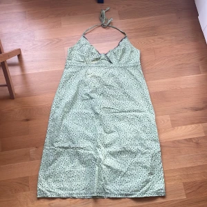 Halterneck-klänning - Sommrig klänning i jätte gulligt mönster som tyvär är för stor för mig. Har några missfärgningar på några ställen men annars i fint skick!  Frakt 45kr. 