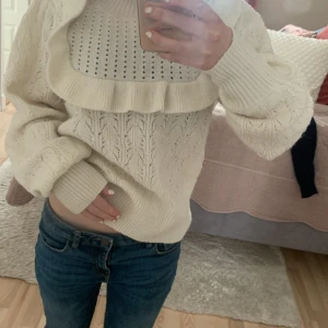 Stickad tröja 😍 - Tröjan är köpt nyligen på Lindex. Nypris var runt 500kr. Det är extremt bra kvalite och den är super snygg. Inget täcken på användning då jag inte använt den för den är för stor. Fråga på ni!😍😍❤️