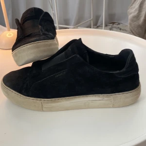 AXEL ARIGATO LACELESS - Säljer nu mina axel arigato laceless skor, 6/10 skick går och fräscha upp med en mockaborste! Köpta ungefär i oktober 2021 box finns med om man vill skriv på dm vid intresse OBS! (Pris kan diskuteras i dm)