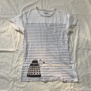 Registrerad Doctor Who merch från BBC. Randig framsida med ett tryck av en dalek. 