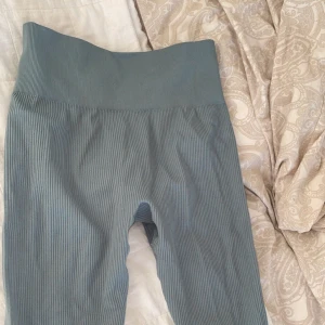 Oanvända fina träningstights - Aldrig använts pga för små men är i ett bra och stretchigt material. Ej genomskinliga. Mörk turkos färg. 