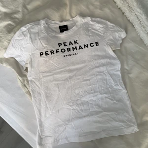 peak performance t-shirt - Säljer denna t-shirt från peak performance som är i nyskick 