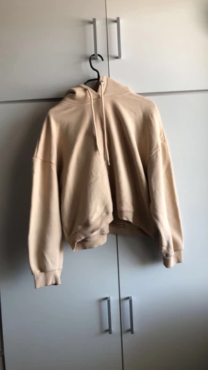 Beige hoodie  - Jätte fin beige hoodie i bra skick! Köpt för 150 kr. Passar till stockholmsstilen framför allt!