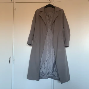 Grå höstkappa - Elegant höstkappa, passar till flesta storlekar, men lutar mot XS-M