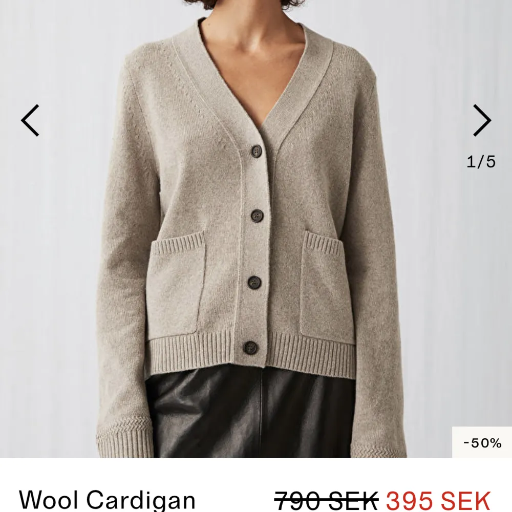 Säljer denna arket cardigan som är helt slutsåld! Säljer på grund av att den tyvärr inte kommer till användning. Köpt ny för 790kr, säljer för 300 + frakt! Storlek: xs. Tröjor & Koftor.