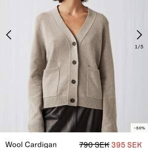 Säljer denna arket cardigan som är helt slutsåld! Säljer på grund av att den tyvärr inte kommer till användning. Köpt ny för 790kr, säljer för 300 + frakt! Storlek: xs