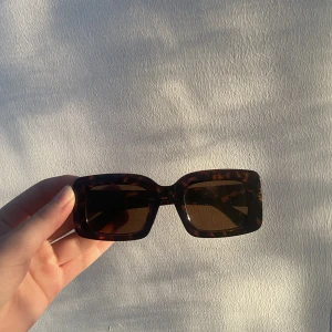 Solglasögon  - Solglasögon i bra skick och som är jätte fina till våren och sommaren, skiv vid intresse! 