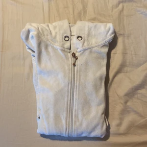 Hoodie - Vit ziphoodie från Cubus i storlek M som inte kommer till användning längre. Jag skulle säga att den är närmare S än M dock. Fint skick men den är välanvänd :)
