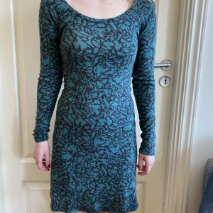 Mönstrad klänning - Söt blå mönstrad klänning från Indiska i storlek S. Täcken på användning men fortfarande fin. 