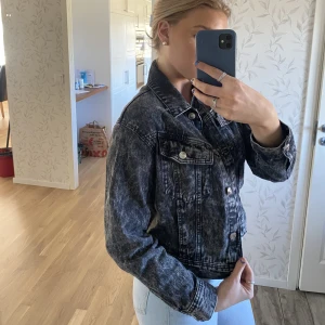Stentvättad jeansjacka  - Stentvättd jeansjacka i fint skick. Storlek: S  Köparen står för frakt! 