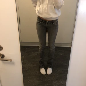 Lågmidjade jeans  - Jättefina gråa lågmidjade jeans som ja köpte av en tjej på Plick precis men fick hem de och de e för små i midjan för mig , vid hällarna är de 2 små hål som är på 2 bilden , inget man ser om man inte drar i det 