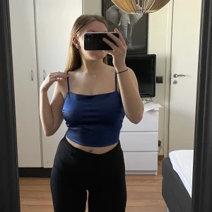 Blå topp med knytning - En jättefin o festlig blå topp som man kan knyta lite hur man vill i ryggen💓