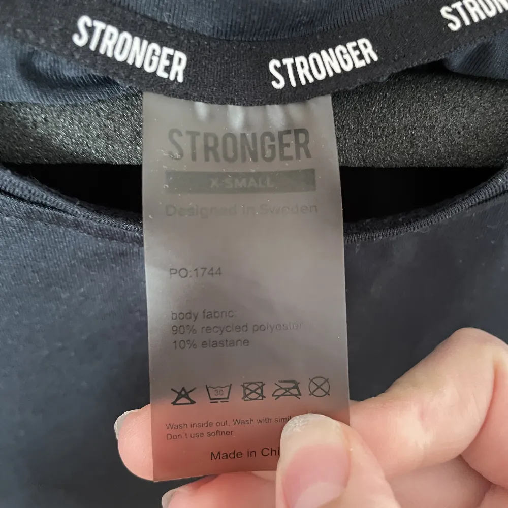 Säljer denna super sköna tränings tröjan från Stronger på grund av att jag inte får användning av den. Jag har använt den ett par fåtal gånger💗köptes för 349 kr! . T-shirts.