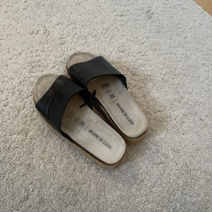 Tofflor  - Beiga tofflor - Väl andvända men fortfarande fina när de sitter på, inget är trasigt - Storlek 39 - Ordinare från Nwe Yorker - Köparen betalar för frakt - Inga returer - Betalning via köp direkt 