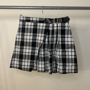 Rutig kjol från Gina Tricot  - Min absoluta favoritkjol från Gina Tricot i storlek 34. Sparsamt använd!