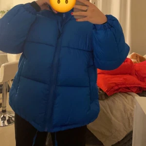 Blå jacka  - Säljer denna blåa jackan som jag köpt från H&M. Den har jag endast använt 1 gång och säljer den pga av att den inte kommer till användning och att den är för stor. Vid intresse kan fler bilder skickas☺️