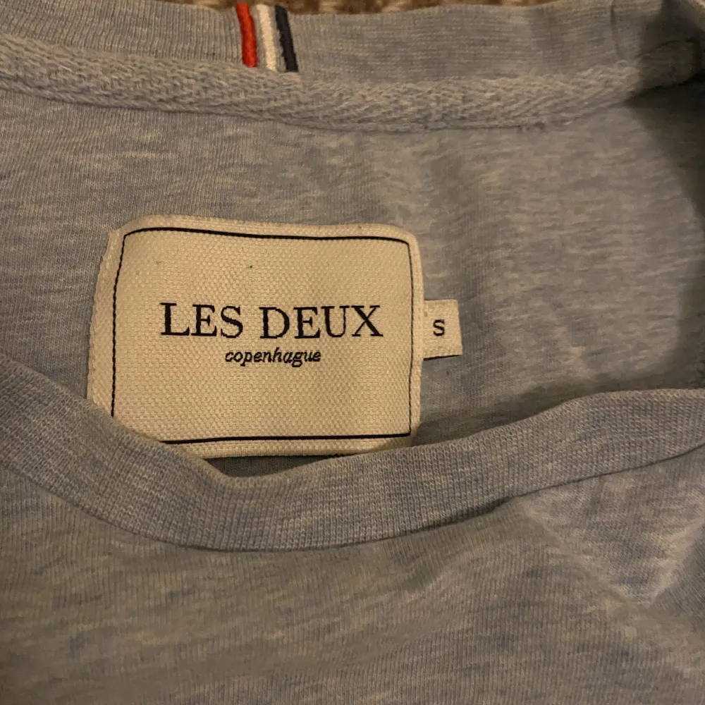 Säljer min Les Deux t-shirt. Nypris 650kr. Skick 9/10 knappt använd. . T-shirts.