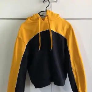 Jätte fin gul och svart hoodie som passar på en som en smäck. Den har en väldigt unik design vilket gör den jätte fin. Köpt för 200 kr🤍