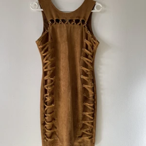 Jättesnygg klänning i mockaimitation  - Helt ny klänning från Showny i storlek L! 