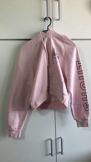 Ljusrosa hoodie - Väldigt fin hoodie som är i perfekt skick! Den är aldrig använd och har inga defekter. Köpt för 219 kr förra året men passar tyvärr inte mig längre.