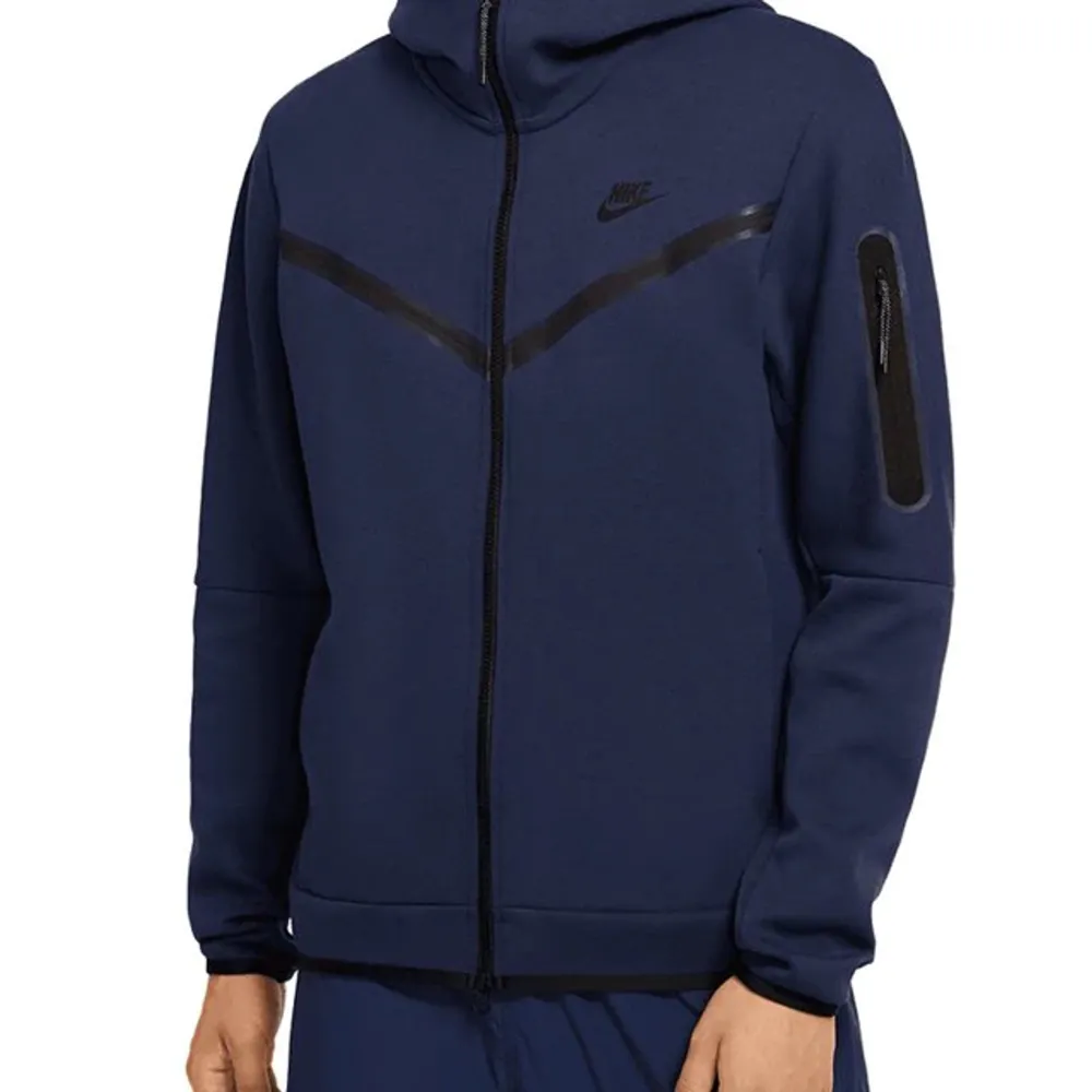 Mörkblå Nike tech hoodie säljs då den ej passar längre. Hoodies.