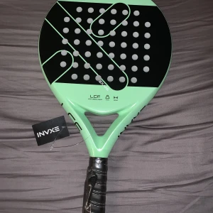 Padelrack  - Padelrack. Från EXANI LIGHT CARBON FRAME 370g  38 mm NYPRIS: 999kr 300kr eller bud! Jag bits inte! Plasten är borta nu för jag trodde att jag skulle behålla det men skicket är detsamma 