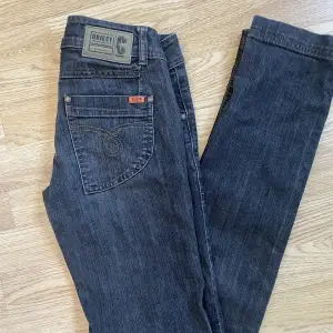 Köpta seconhand, men aldrig kommit till användning. Lågmidjade jeans med riktigt fina detaljer på fickorna och där fram. Köpta för 350kr. Sitter super bra och så fina!