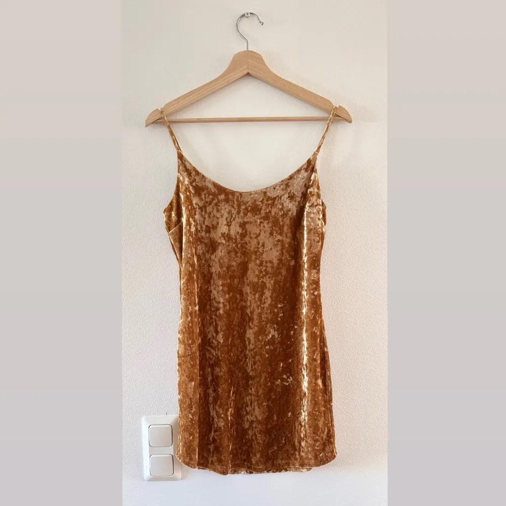 Velvet mini dress Size: small  Tag cut off. Never worn only tried on.. Klänningar.