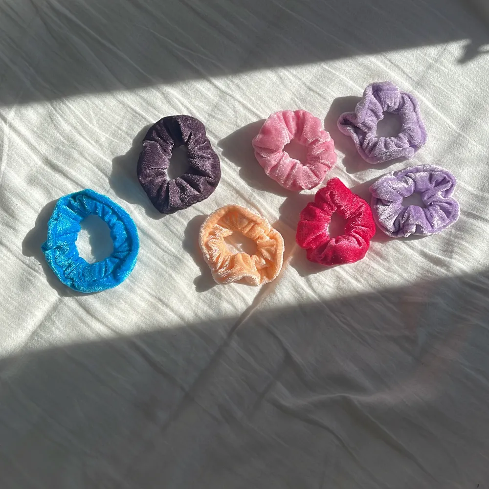 Säljer 15 scrunchies! Det går att välja vilka man vill köpa  1 scrunchie - 5kr. 10 scrunchies - 40kr. 15 scrunchies inklusive en påse - 60kr Dm för frågor☺️. Accessoarer.