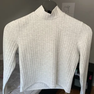 Polotröja - Ribbstickad topp med liten polokrage. Ganska kort i modellen