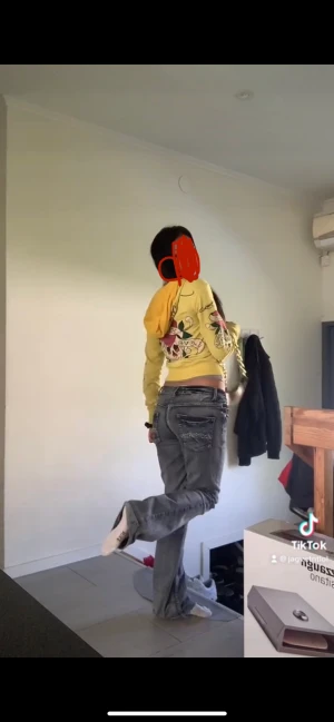 Ed hardy kofta - Hej !💗 Säljer min superfina ed hardy kofta nu eftersom att den inte längre är min stil. Koftan sitter bra som man kan se på bilderna och är i riktigt bra skick. Priset kan diskuteras vid snabb affär❤️