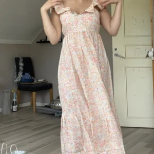 Sommarklänning  - Så vacker sommarklänning från H&M använd Max 5 gånger, hade t.ex. på midsommar förra året 😍