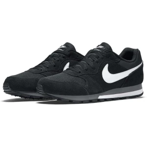 Nike Md Runner 2 - Säljer ett par använda Nike (md Runner 2) skor. Svart/vita. 🤍🖤 Nytvättade.