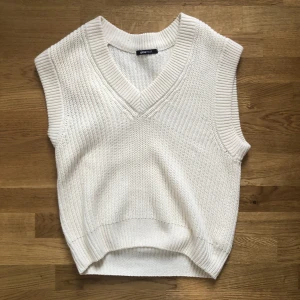 Stickad väst  - Jättesöt vit stickad väst från Gina tricot, storlek S men skulle säga att den funkar för både XS o M.🫶