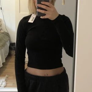 Kort tröja  - Aldrig använd. Lappen är fortfarande kvar