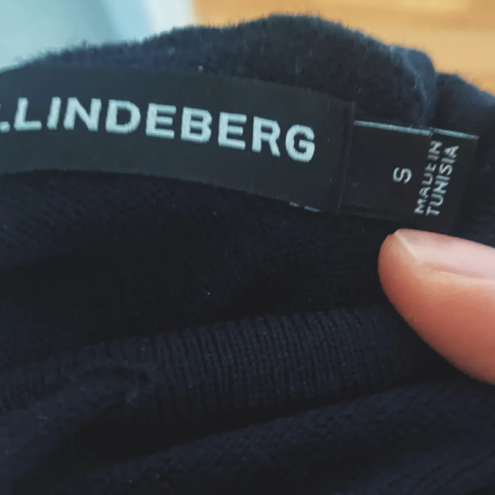 Säljer denna riktigt snygga hoodie från  j.Lindeberg i storlek s. Köptes för 1800kr och är knappt använd. Stickat.