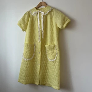 Gul bedjacket, morgonrock 🤍 - Vintage quiltad bedjacka/bedkappa/morgonrock i gult, spets och fina knappar. Lite ljusare än på bilderna. Har fickor och är i fint vintage skick. Passar XS-S! 